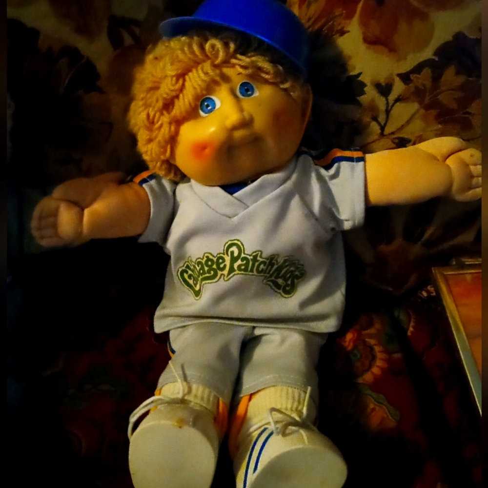 Vintage Cabbage patch dolls.  Several dolls, very nice condition